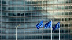Evropské vlajky před budovou Evropské komise