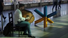 Některým Ukrajincům pomáhá vypořádat se s válkou umění, zpívá a hraje se tak třeba i v kyjevském metru