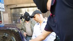Policisté odvádějí bývalého náměstka pražského primátora Petra Hlubučka