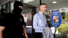 Policisté odvádějí lobbistu Michala Redla