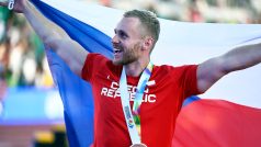Jakub Vadlejch slaví bronz z mistrovství světa v Eugene
