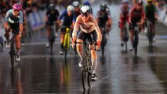 Nizozemka Annemiek van Vleutenová dokončuje vítězný závod mistrovství světa s obvázaným zlomeným loktem