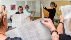 Členové volební komise okrsku 77 v Hradci Králové sčítají výsledky po ukončení voleb do zastupitelstva města