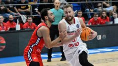 Basketbalista Martin Kříž v souboji s hráčem tureckého Bahcesehiru