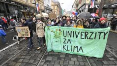 Přes Národní třídu prochází průvod ekologického hnutí Univerzity za klima, který vyšel z Palachova náměstí. „Máme holé lesy,“ skandují lidé