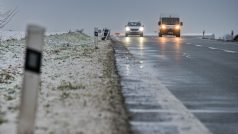 Čerstvá sněhová pokrývka u obce Vysoké Popovice na Brněnsku