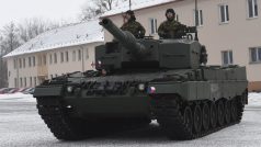 Armáda ve středu v Přáslavicích na Olomoucku převzala první z tanků Leopard, které Česku za vojenskou pomoc Ukrajině věnovalo Německo.