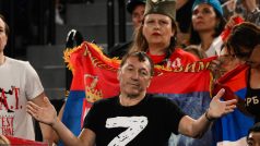 Jeden z fanoušků ruského tenisty Andreje Rubjlova fandil v tričku s kontroverzním písmenem „Z“.