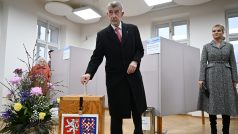 Andrej Babiš volil v Průhonicích. Doprovázela ho manželka Monika
