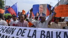 Lidé s ruskými vlajkami a portréty prezidenta Vladimira Putina protestují v metropoli Kinshasa v Demokratické republice Kongo proti návštěvě francouzského prezidenta Emmanuela Macrona