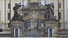 Brána gigantů na Pražském hradě byla zavřená od půlnoci, kdy skončil mandát prezidentovi Miloši Zemanovi. Otevřela se až před Petrem Pavlem krátce před polednem