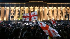 Před parlamentem v Tbilisi se shromáždili příznivci gruzínské opozice vyzývající vládu, aby následovala „prozápadní“ cestu