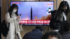 Televize vysílající archivní záběry odpálení severokorejské rakety
