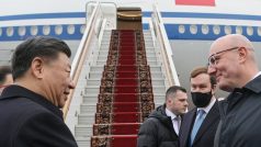 Ruský vicepremiér Dmitrij Černyšenko se loučí s čínským prezidentem Si Ťin-pchingem před jeho odletem
