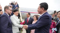 Předsedkyni sněmovny přivítal na lětišti ministr zahraničí Joseph Wu