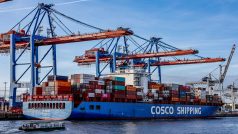 Loď firmy Cosco v přístavu v Hamburku (archivní foto)