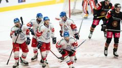 Česká hokejová reprezentace se raduje ze vstřeleného gólu do branky Německa