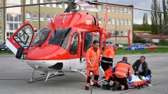 Letečtí záchranáři ošetřují zraněného horníka po neštěstí v dole Nováky