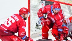 Hokejisté Třince se snaží překonat gólmana Matěje Machovského