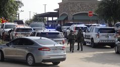 Střelba v nákupním centru poblíž Dallasu si vyžádala devět životů, včetně pachatele