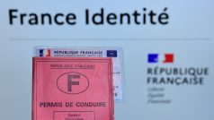 Francouzský ministr vnitra GD upřesnil, že se i nadále budou vydávat klasické řidičské průkazy