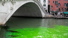 Voda pod benátským mostem Rialto se zbarvila do zelena