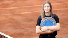 Karolína Muchová s trofejí za finále Roland Garros