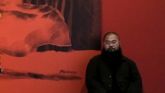 Čínský karikaturista a umělec Badiucao pózuje fotografům před zahájením své výstavy ve Varšavě