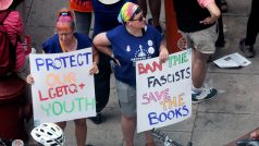 Lidé protestují proti summitu Moms for Liberty ve Filadelfii v Pensylvánii (ilustrační foto)