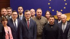 Ukrajinský prezident Volodymyr Zelenskyj s ministry zahraničí Evropské unie během jednání v Kyjevě