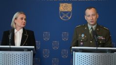 Ministryně obrany Jana Černochová (ODS) a plukovník Robert Speychal na tiskové konferenci představili novou Agenturu pro podporu válečných veteránů