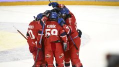 Čeští hokejisté slaví výhru nad Švýcarskem