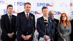 Zleva Petr Mach (SPD), Radim Fiala (SPD), předseda Tomio Okamura, Ivan David (SPD) a Zuzana Majerová (Trikolora)