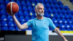 Herec Ivan Trojan trénuje s opavskými basketbalisty