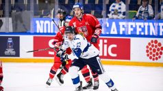 Český hokejista Mikuláš Hovorka brání finského útočníka  Nika Huuhtanena
