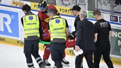 Zraněný Michal Moravčík ze Sparty opouští na nosítkách ledovou plochu.