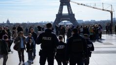 Policejní hlídka v Paříži po zvýšení bezpečnstních opatření
