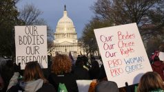 Demonstranti za právo na potrat pochodují směrem ke Kapitolu a Nejvyššímu soudu USA