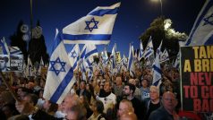 Izraelci protestují proti vládě premiéra Benjamina Netanjahua a na podporu rodin unesených u Knessetu v Jeruzalémě, 31. března 2024