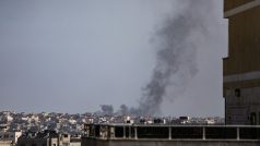 Pohled na stoupající kouř z města Gazy v důsledku izraelských útoků