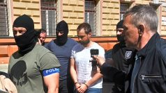 Policisté vedou obviněného vedoucího odboru správy veřejného majetku libereckého magistrátu Lukáše Hýbnera