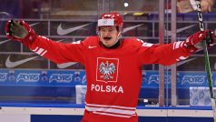 Polský hokejista Krzysztof Maciaś se raduje z gólu Polska proti Lotyšsku