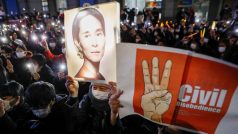 Demonstrující v Barmě s portrétem vězněné Aun Schan Su Ťij a plakátem s výzvou k občanské neposlušnosti