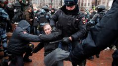 Protestující požadovali propuštění Navalného, který byl zatčen, když se vrátil do Moskvy z léčení v Německu.