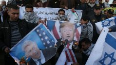Proti americkému mírovému plánu pro Blízký východ v Pásmu Gazy demonstrovaly tisíce Palestinců