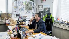 Pavel Novotný se předem omlouval, že má v kanceláři nepořádek a že bude kouřit
