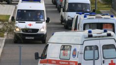 Sanitky čekají před moskevskou nemocnicí, kde se léčí pacienti s covidem (říjen 2021)