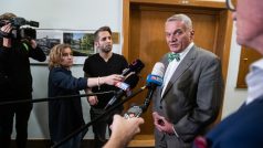 Vyjednavači  SPOLU odchází z jednání se Zdeňkem Hřibem na Pražském magistrátu.