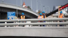 Dokončovací práce opravy Barrandovského mostu.