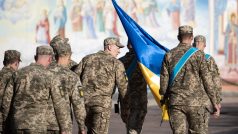 Ukrajinští vojáci před Chrámem Sv. Michala v Kyjevě.